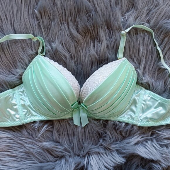 Pastel green satiny push-up bra with bow and lace accents - Picture 2 of 4